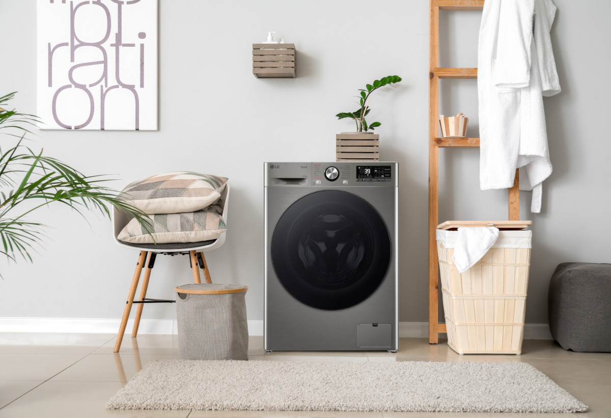 Η φωτογραφία δείχνει το πλυντήριο τοποθετημένο σε ενα μπάνιο λευκό.